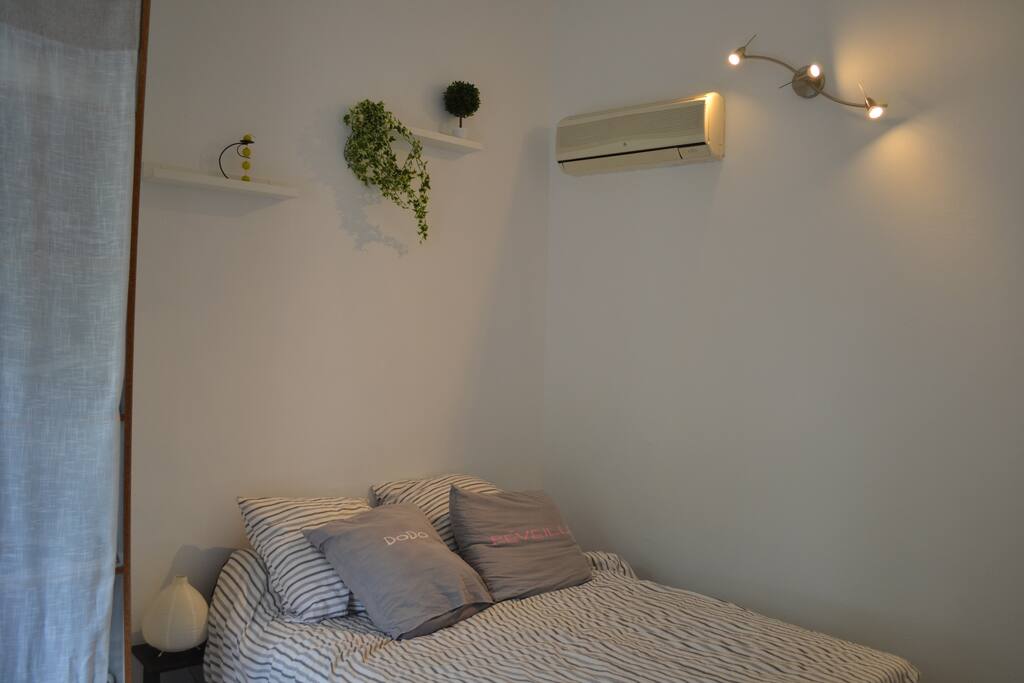 Chambre indépendante lit 2 personnes, linge fourni