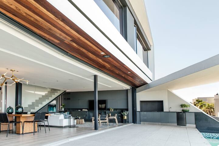 Panoramic Ocean & Mountain views, Luxurious Design