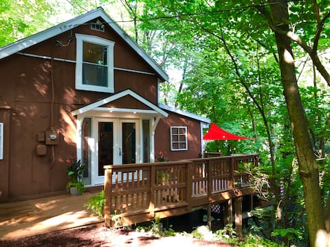 Hidden Hill - Cozy Downtown Cottage with Hot Tub!!