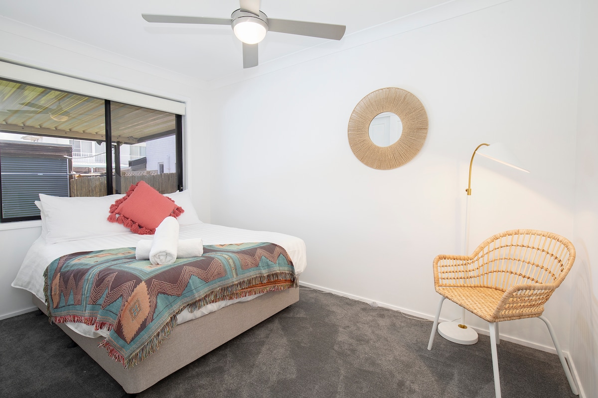 ห้องนอนที่สามมีเตียงคู่พร้อมห้องนอนทุกห้องมีพัดลมเพดาน 
