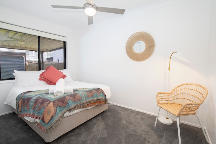 Dhoma e tretë e gjumit ka një krevat dopio, me të gjitha dhomat e gjumit që ofrojnë ventilatorë tavani 
