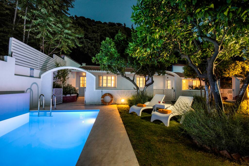 Amelie pool night