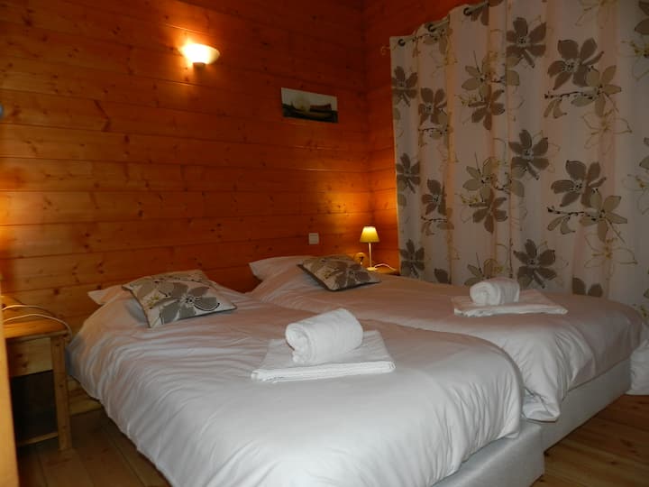 3-საძინებლიანი ბინა აივანით, 2 ერთადგილიანი საწოლით, Sdb  
 