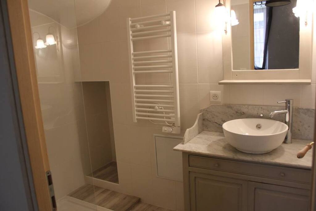 La salle de douche.