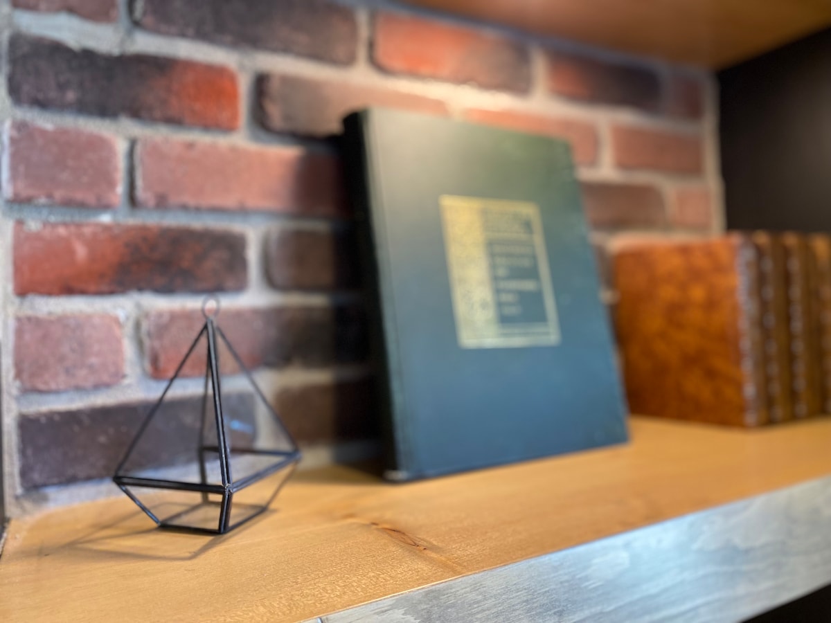 The exposed brick walls honour the herritage of this nearly century Kingsville house. 