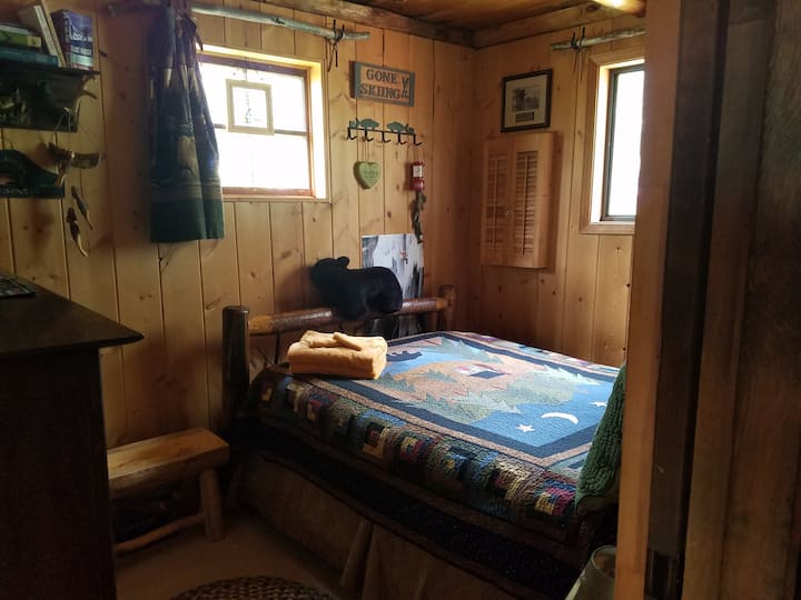 Спална соба за гости... уникатен брачен кревет lodgepole