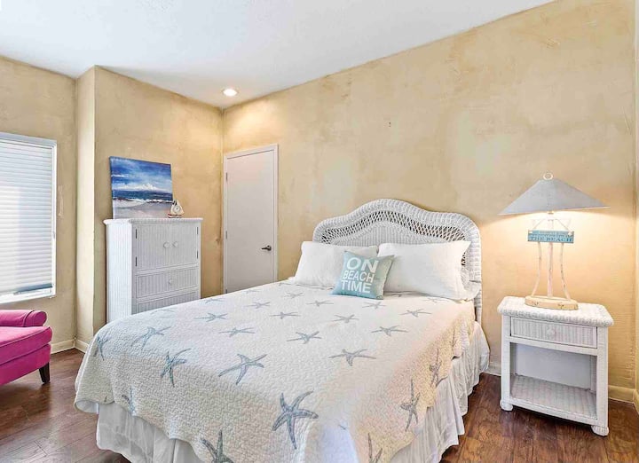 ห้องนอนชั้นบน: บ้านมี 3 ห้องนอน (คิงไซส์คิงไซส์ควีนไซส์) ชั้นบนและชั้นล่าง 2 ห้อง (เตียงควีนไซส์และเตียงแฝดเตียงสองชั้นพร้อมเตียงใหญ่และเตียงแฝด) 2 ห้องน้ำชั้นบนและอีกห้องชั้นล่าง 