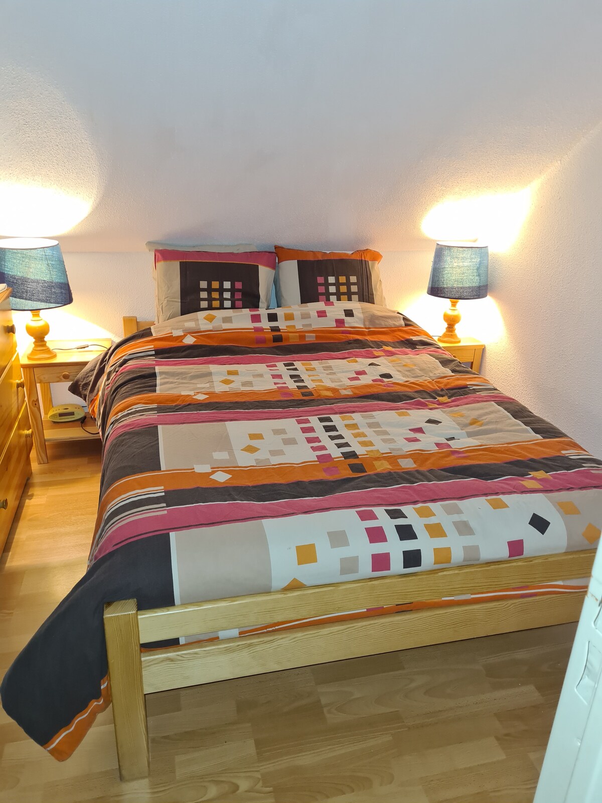 Გამოყავით სხვენის ოთახი დამოუკიდებელი კარითა და ფანჯრით  