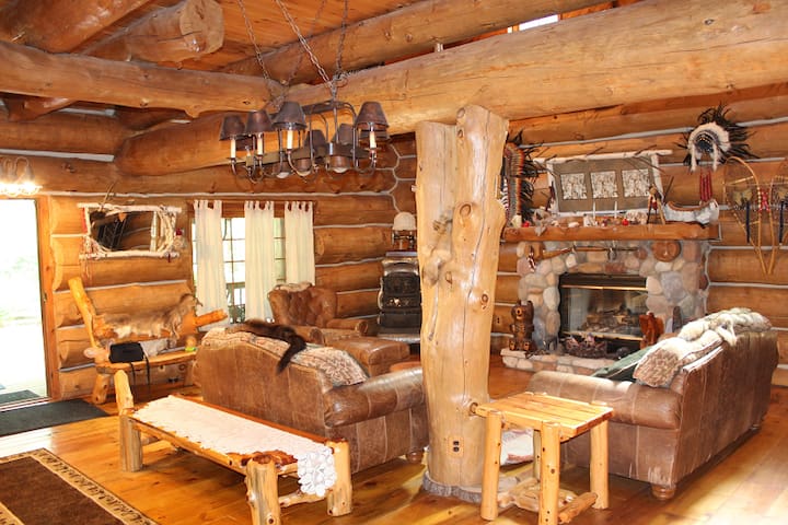 Dream Catcher Log Cabin (Newaygo, MI): Quiet, peaceful fall color getaway!