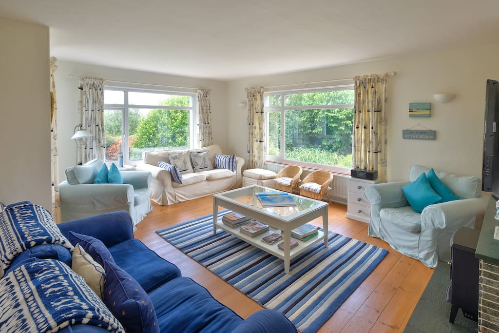 Comfortable sitting room with great seaviews.