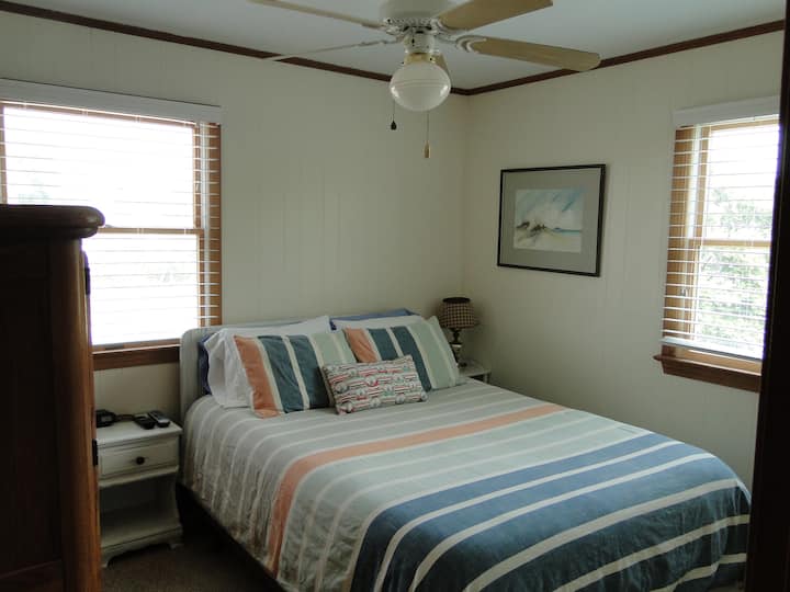 חדר שינה ראשי עם מיטת קווין סייז. 