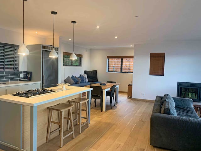 Perfect holiday location with stunning sea views gallery image 3