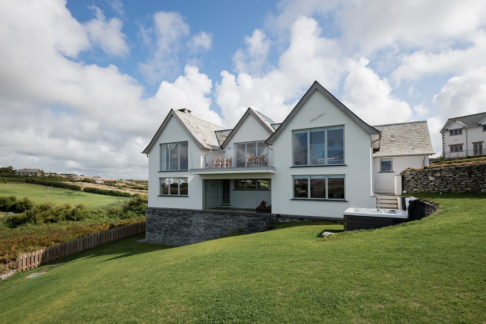 A modern surf house on the Cornish coast, Cornwall, England, United Kingdom, photo 9 of 10