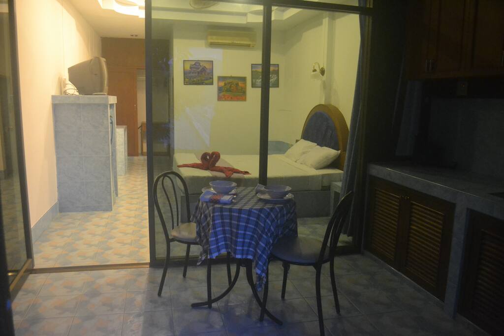 Bungalow dining and kitchen