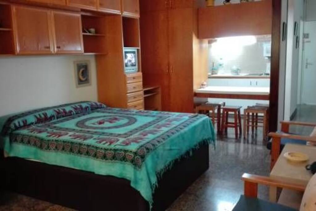 cama,vista general de la habitación