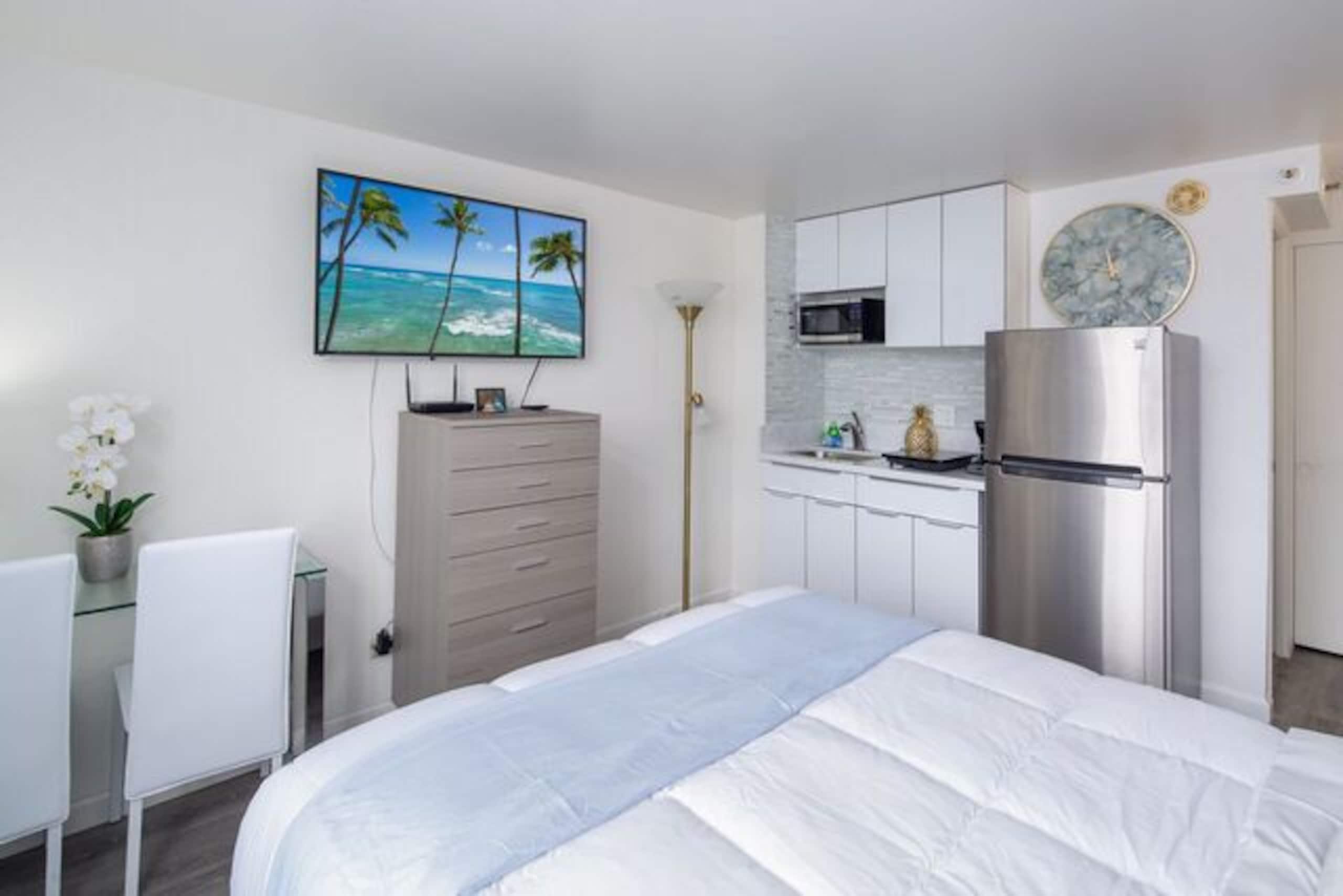 Condo in Honolulu · ★4.63 · Studio · 1 bed · 1 shared bath - Image 4