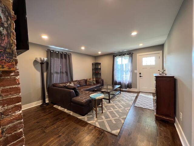 5 bedroom 5 bathroom Cottage at 5 points gallery image 4