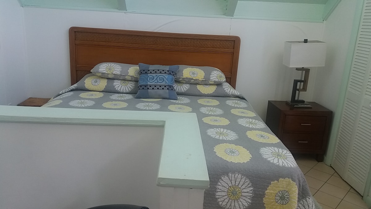 Ლოფტის საძინებელი დიდი ზომის საწოლითა და ცალკე პატიოთი.