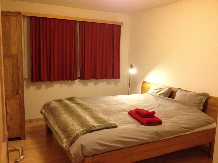 Double bedroom 1 (180 cm bed)