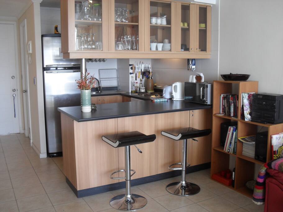 Cocina completamente equipada con microondas, horno electrico, hervidor, tostador de pan, etc