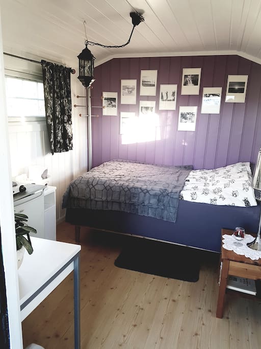 Annekset har en 1.20 seng med plass til maks to personer.