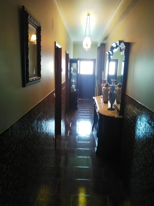 Couloir privatif d'entrée desservant la chambre et la salle de bain