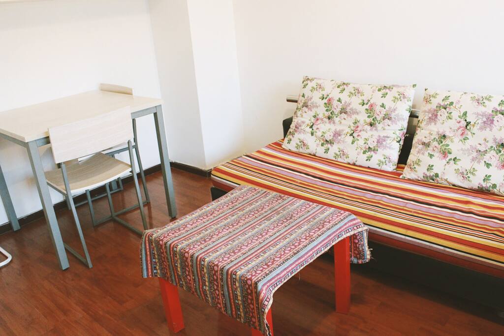 异域风格的桌布配彩虹碎花沙发 . 大房间
Large bedroom love seat and desk space
