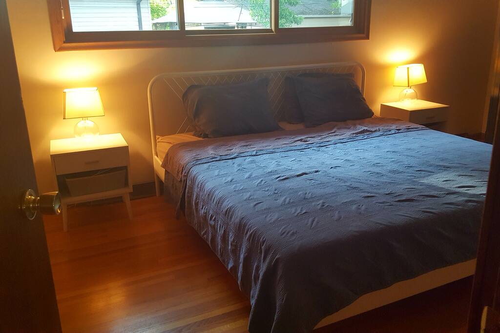 Bedroom 1 (King)