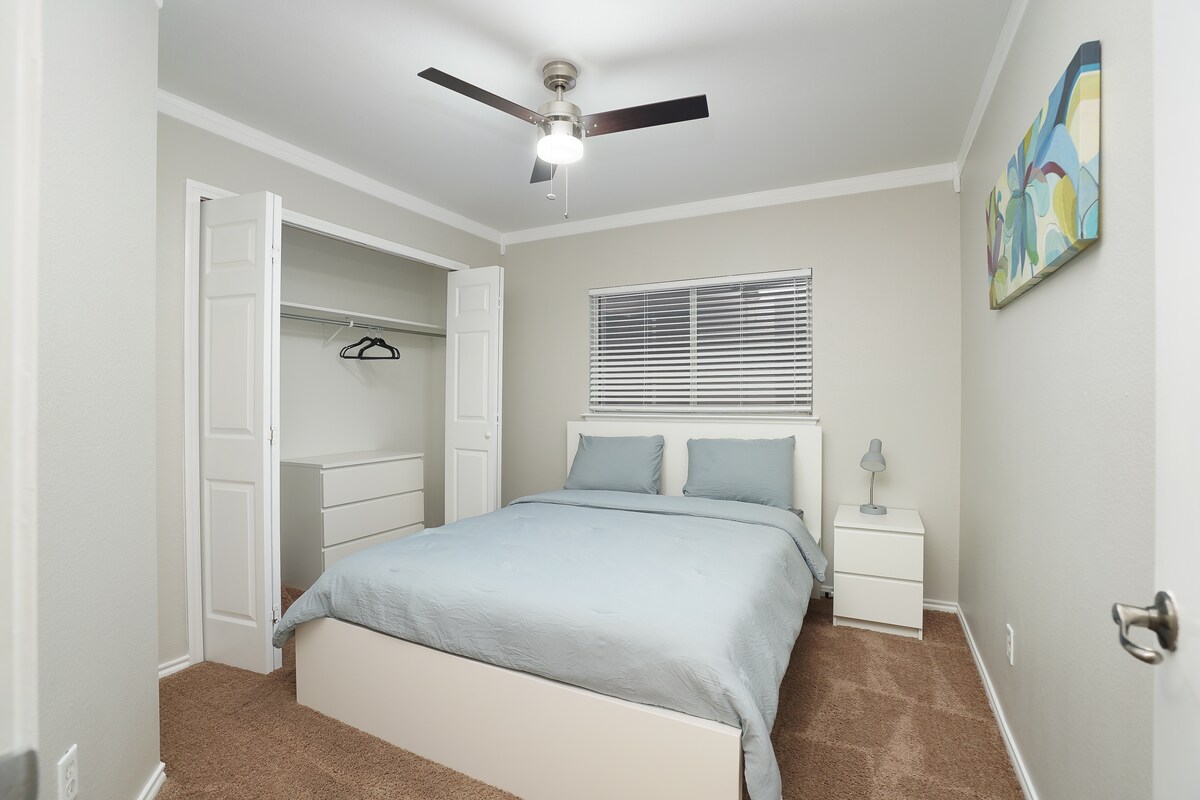 Chambre du milieu avec tiroir dans le placard.