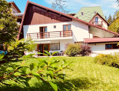 Cheerful 4-bedroom home with free parking