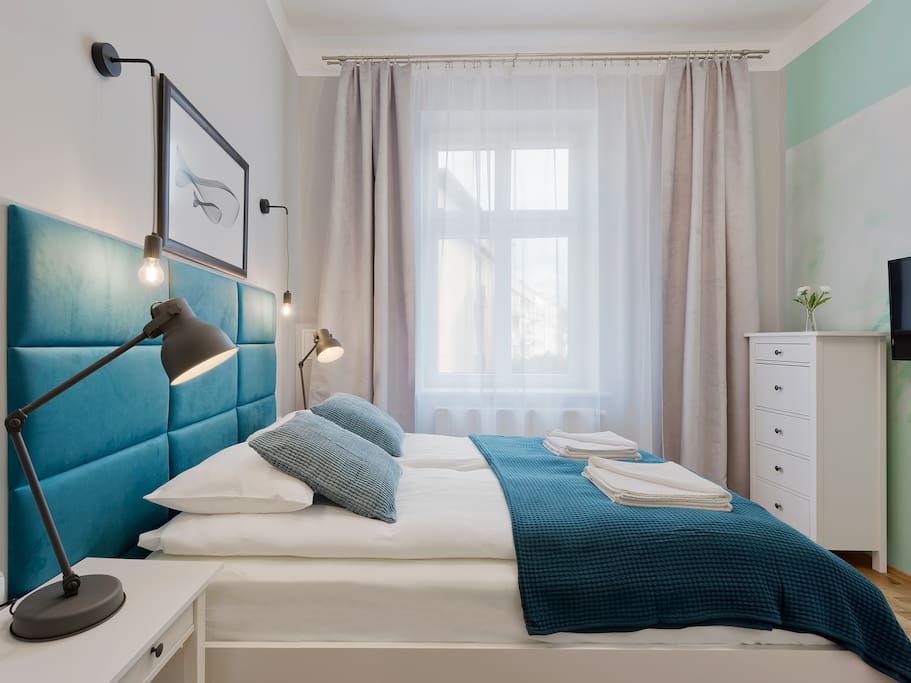 bedroom, bed