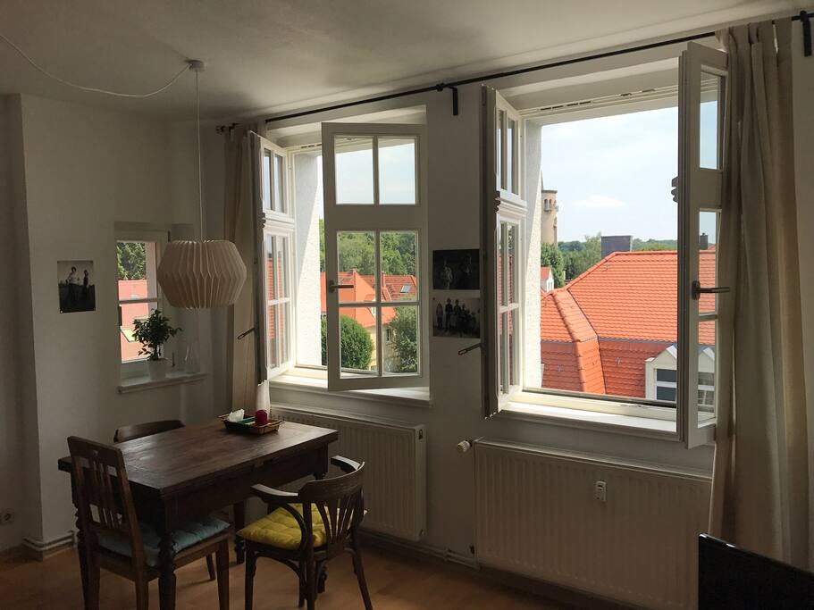 Blick aus dem Fenster über die Dächer