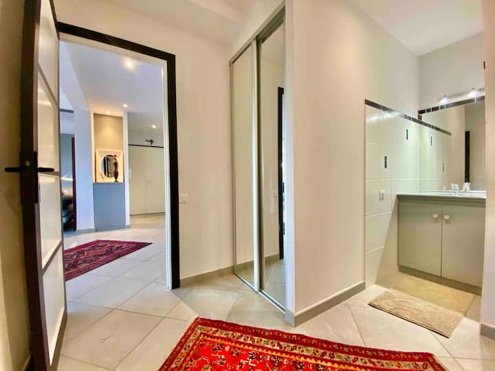 נוף מחדר שינה 3 לכניסה. בחדר השינה הזה נמצאים כיור וארון.