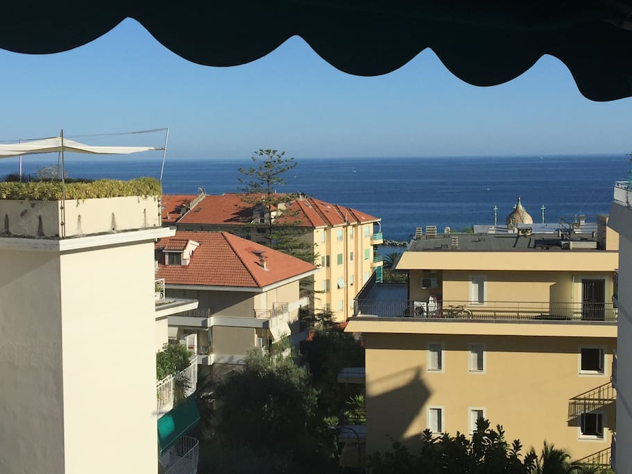 Vista mare laterale da tutte le camere e dal soggiorno