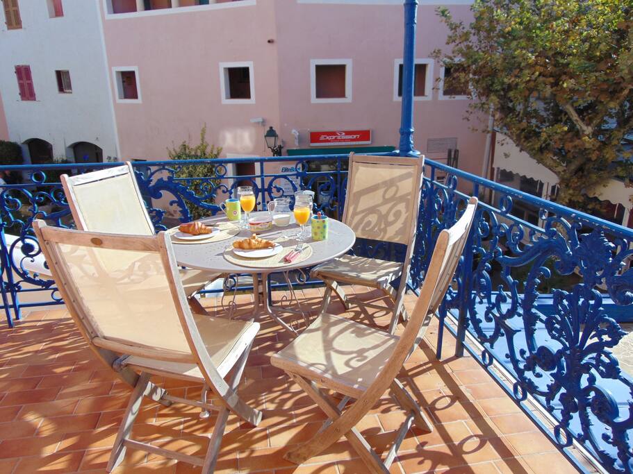 Table on the square side balcony