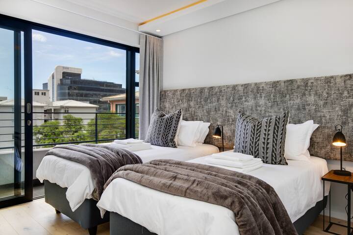 Modern duplex, Rooftop views, 5 mins walk to beach gallery image 5