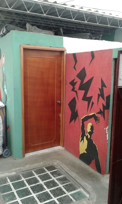la puerta de la habitacion
