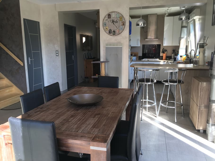 Salle à manger ouverte sur la cuisine