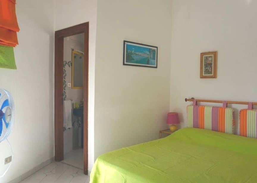 Dormitorio doble ubicado en el primer piso con baño privado y balcón con vistas impresionantes 