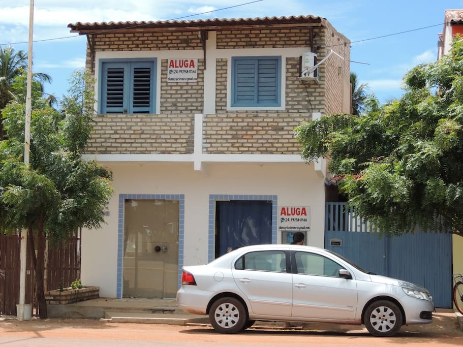 Privativo. Entrada, no portão azul.