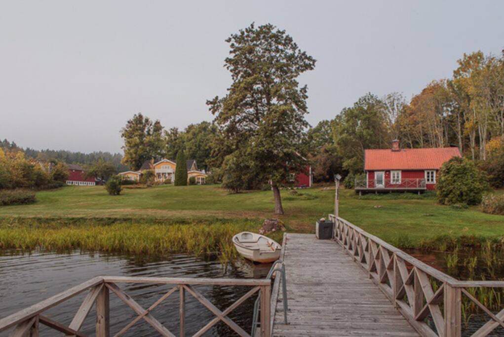 Huset, bryggan och trädgården