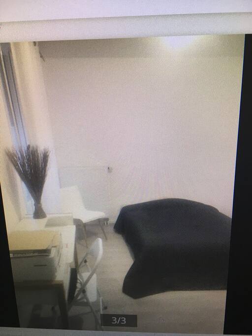 Grande chambre meublée lit double wifi intégrée , très lumineuse , bureau ,
