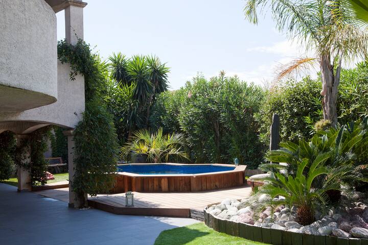 l Villa Jodie with heated pool (on request).