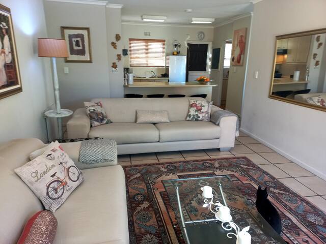Cape Town Blouberg 3 B/R pool close to beach gallery image 2