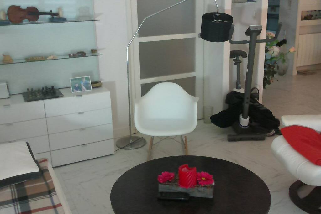 petit coin salon avec télé et canapé convertible