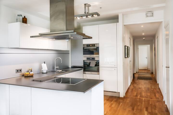 LARGE 3BR Modern Seaside Apt Near Central Station gallery image 4