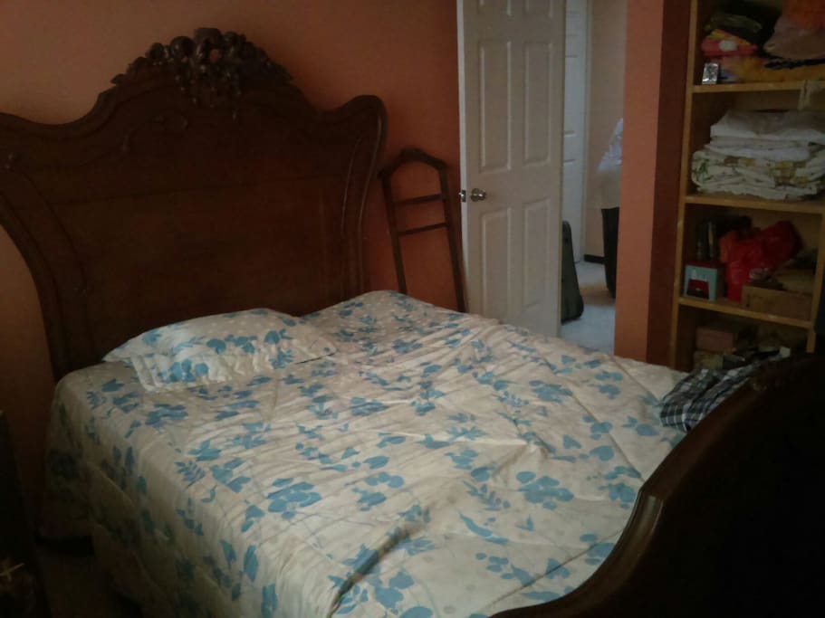 Cuarto con cama matrimonial
