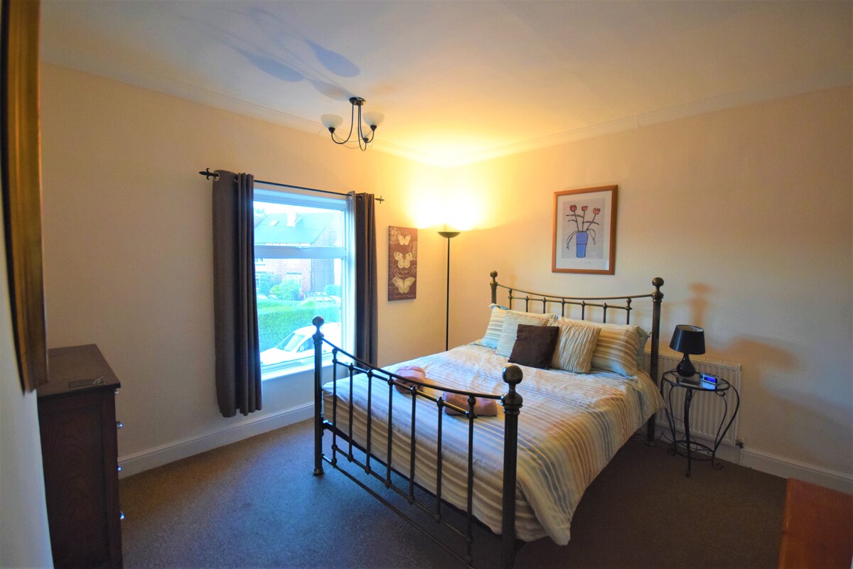 加大双人床、舒适的床垫和干净的床上用品。 