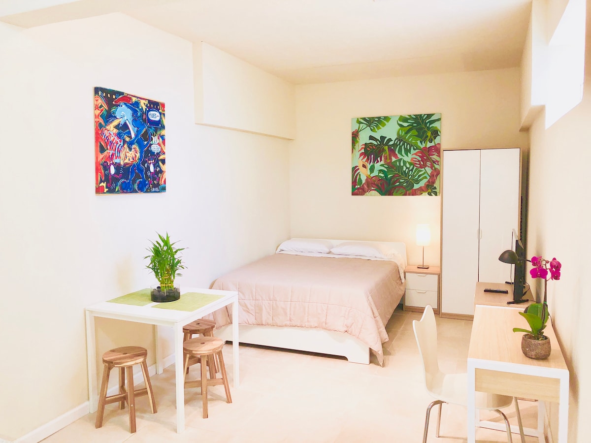 Nuevo armario con cama tamaño queen y mesa pequeña.