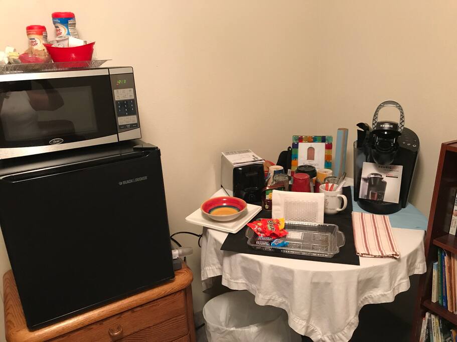 Your amenities in your lounge area for your enjoyment.
Includes: microwave, mini refrigerator, Keurig coffee maker, toaster, coffee cups, bowls, plates, napkins, plastic ware, teabags, sugar and creamer, plus it will include what you ordered for your continental breakfast. I will email you the day before your arrival for your input.